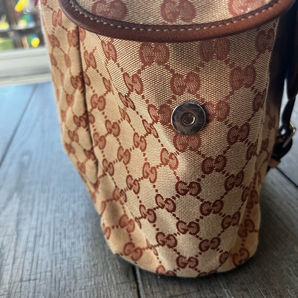 Authentic GUCCI
SUPREME CANVAS CHANGING BAG - Picture 6 of 16